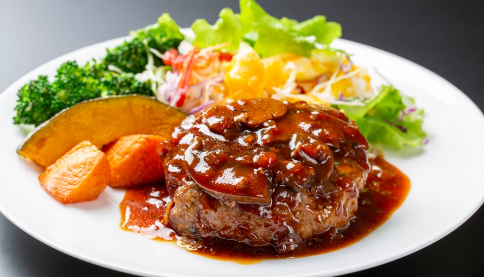 温野菜を添えた手作りハンバーグ
