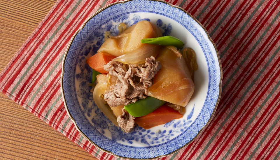 ニンジンやさやえんどうを混ぜた彩り豊かな手作り
                肉じゃが