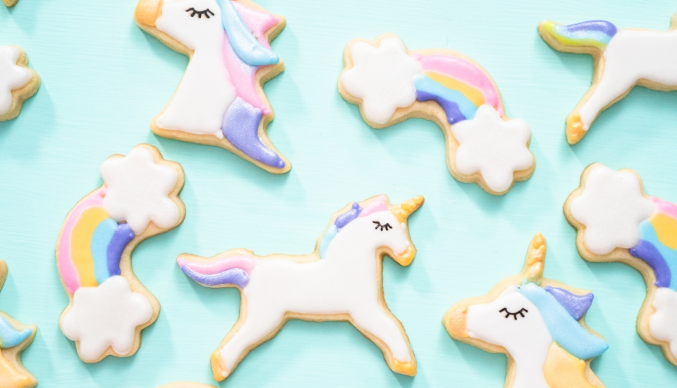 パステルカラーで配色したユニコーンの手作りアイシングクッキー