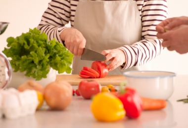 持ち帰ったレシピを見ながら自宅で料理をする